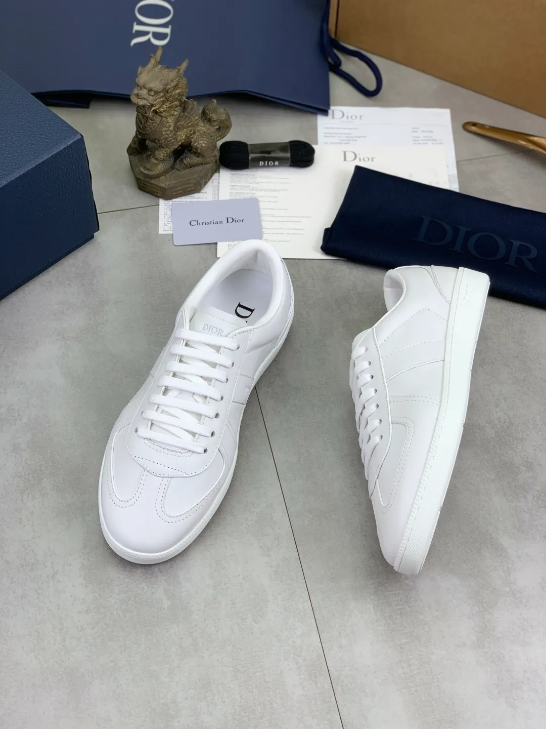 Men's men's shoes 💰P542 New Dior B01 top version of moral training shoes! ! ! White first-layer cowhide, fully oiled upper, original TPU molded outsole. New to the Fall 2025 collection, this sneaker marks the return of Dior’s classic style, reinterpreted in a stylish and elegant silhouette. Crafted from white smooth first-grain cowhide with a tonal silk sheepskin lining, it features the Dior logo on the tongue and inner sides, and a CD icon on the heel. Paired with Tpu anti-slip soles of the same color, it can be matched with various styles to create a sophisticated look.  Code number: 39-45 Complete package with airplane box